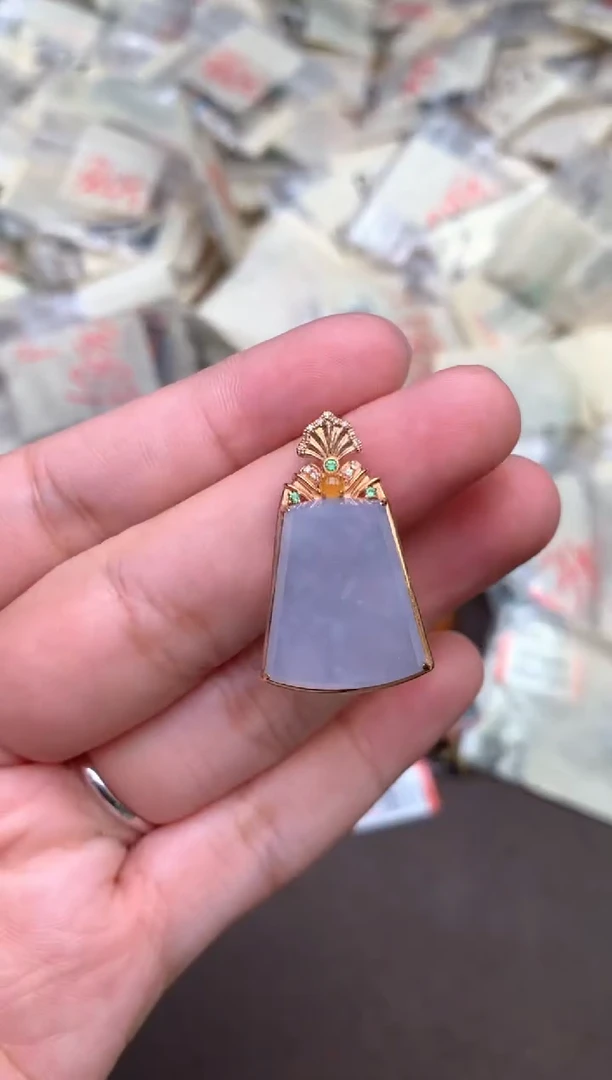 18K金镶嵌挂件翡翠 —