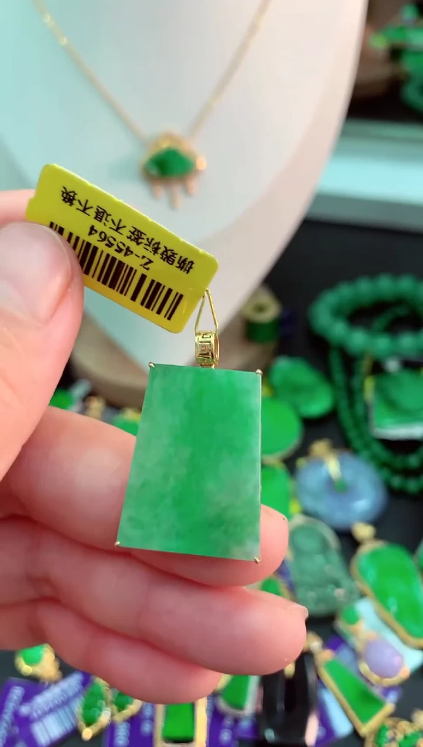 翡翠18K金镶嵌颈饰挂件