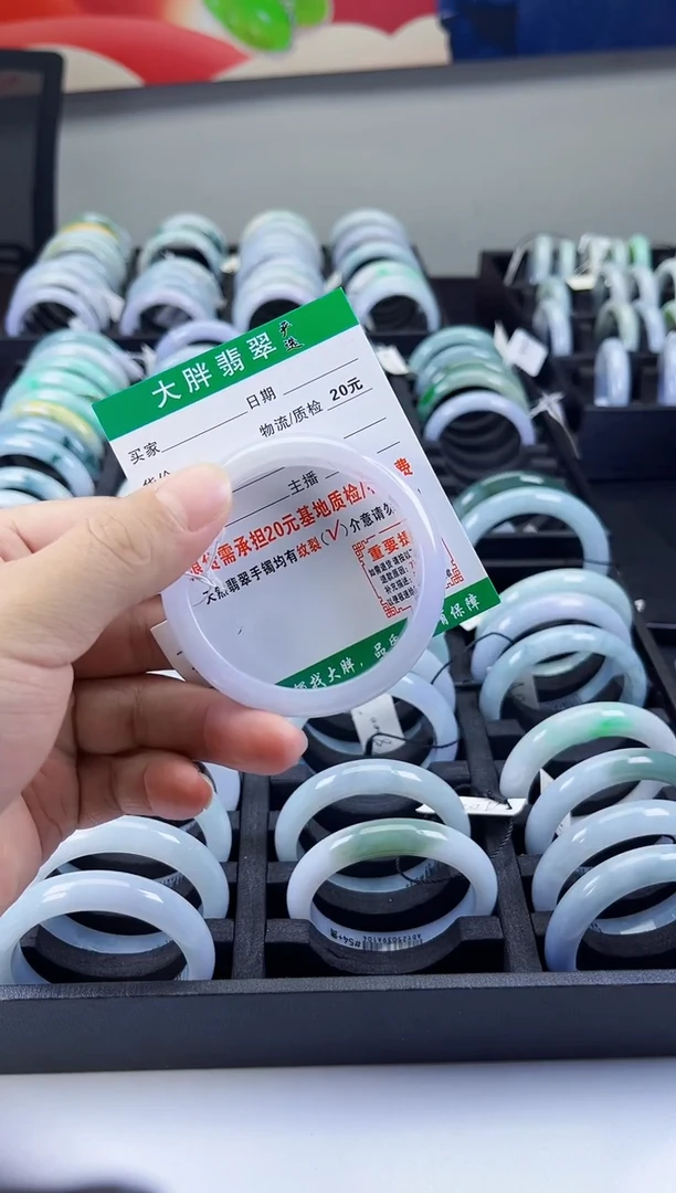 翡翠手镯未镶嵌翡翠1