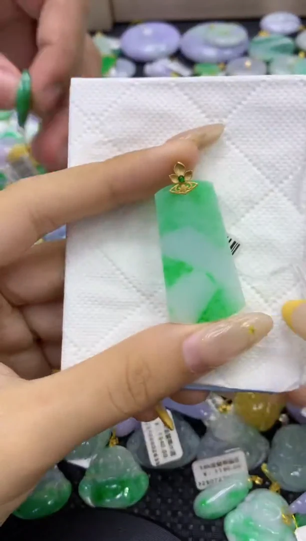 颈饰18K金镶嵌翡翠天然缅甸翡翠A货