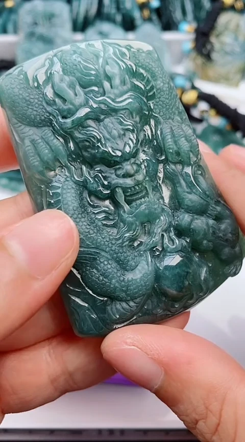 翡翠未镶嵌颈饰