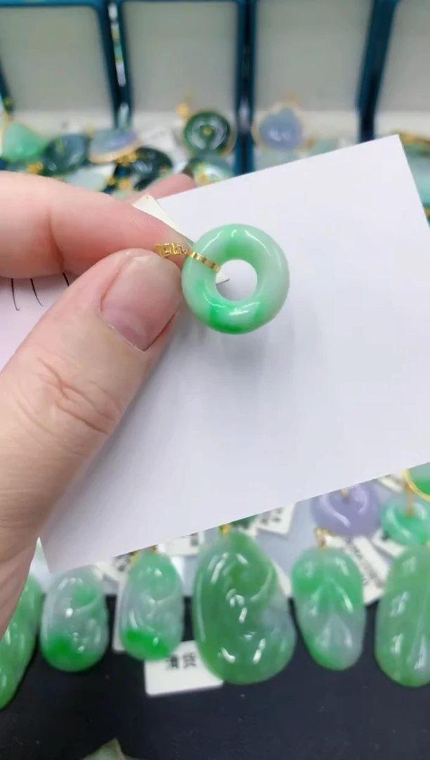 翡翠18K金镶嵌颈饰1111111