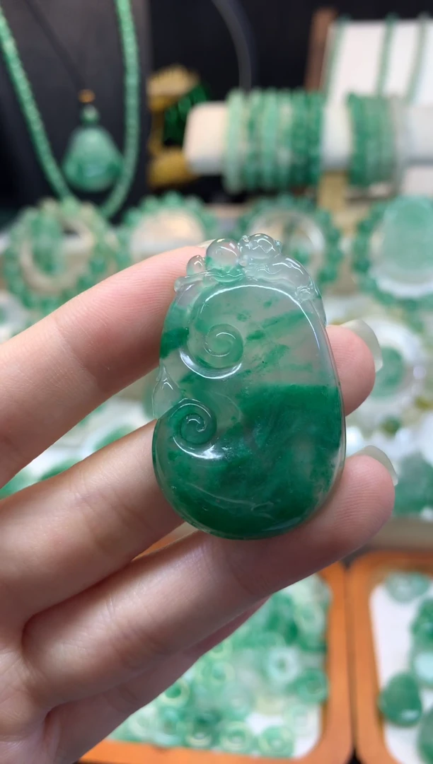 吊坠(不含链)未镶嵌石英质玉（非洲翠）半山水如意