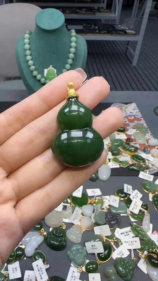 18K金镶嵌和田玉挂件1