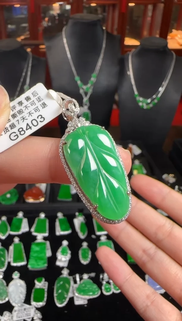 颈饰18K金镶嵌翡翠G8403冰辣绿叶子