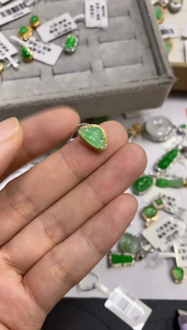 颈饰18K金镶嵌翡翠颈饰 18K金镶嵌 翡翠