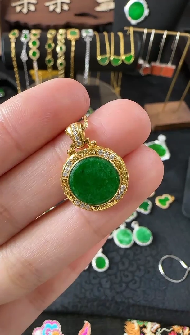 【闪购商品】翡翠颈饰18K金镶嵌吊坠