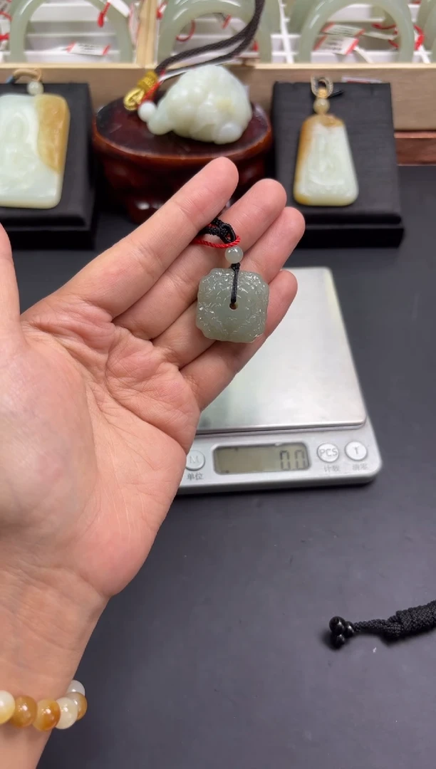 【闪购商品】和田玉吊坠(赠链)未镶嵌且末微色差近矿吊坠