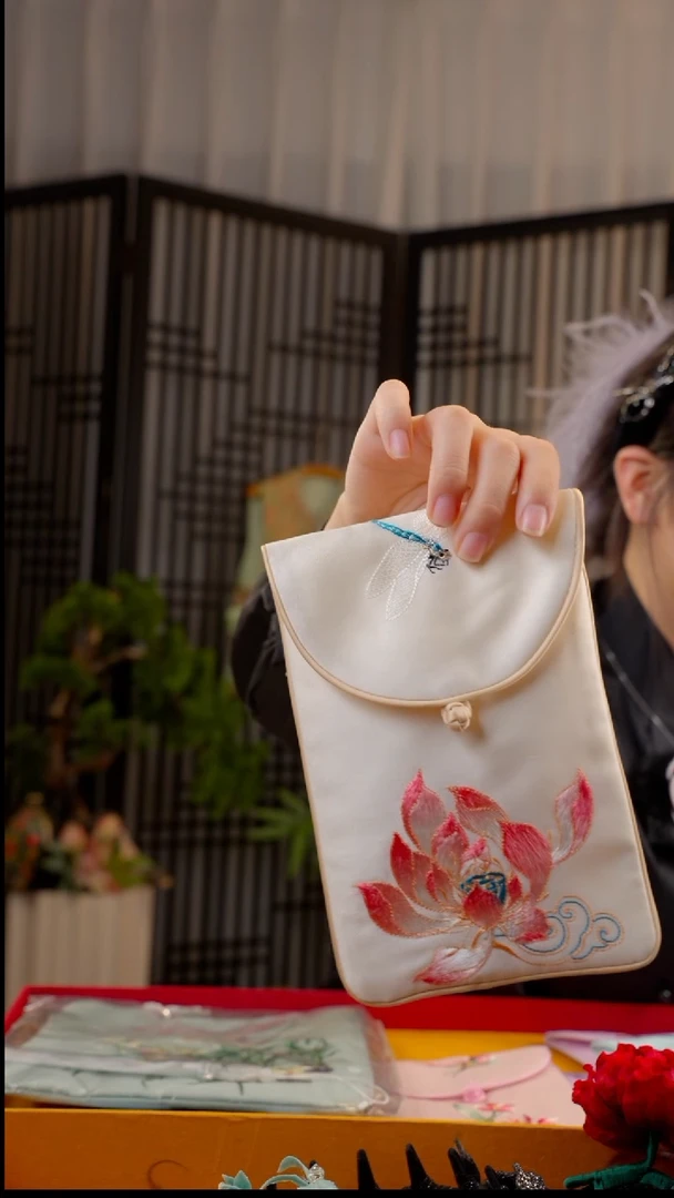 刺绣锡****n非遗苏绣绒花手工饰品仓库拿