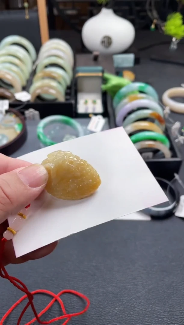 【闪购商品】翡翠颈饰未镶嵌有纹裂瑕疵包容