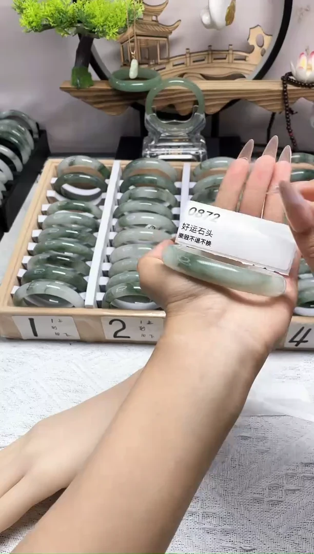 未镶嵌手镯石英质玉0872