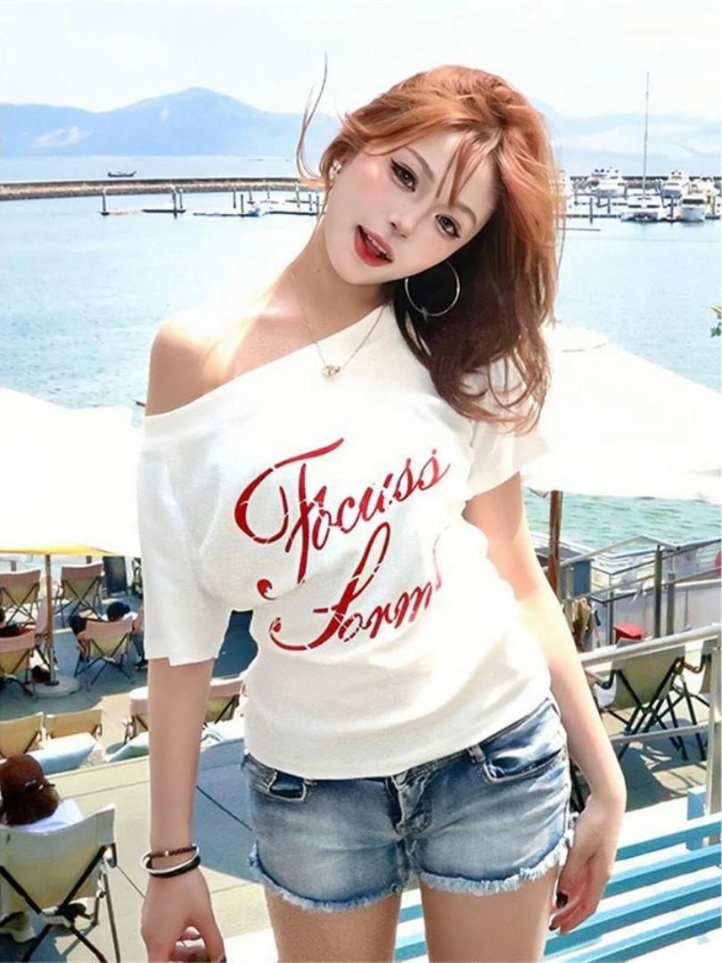 夏季新款美式辣妹斜肩短袖字母印花T恤纯欲风露肩上衣T恤女短款