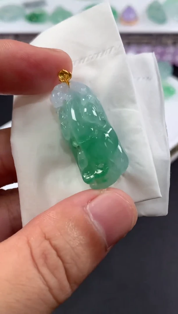 颈饰18K金镶嵌翡翠小*翡翠