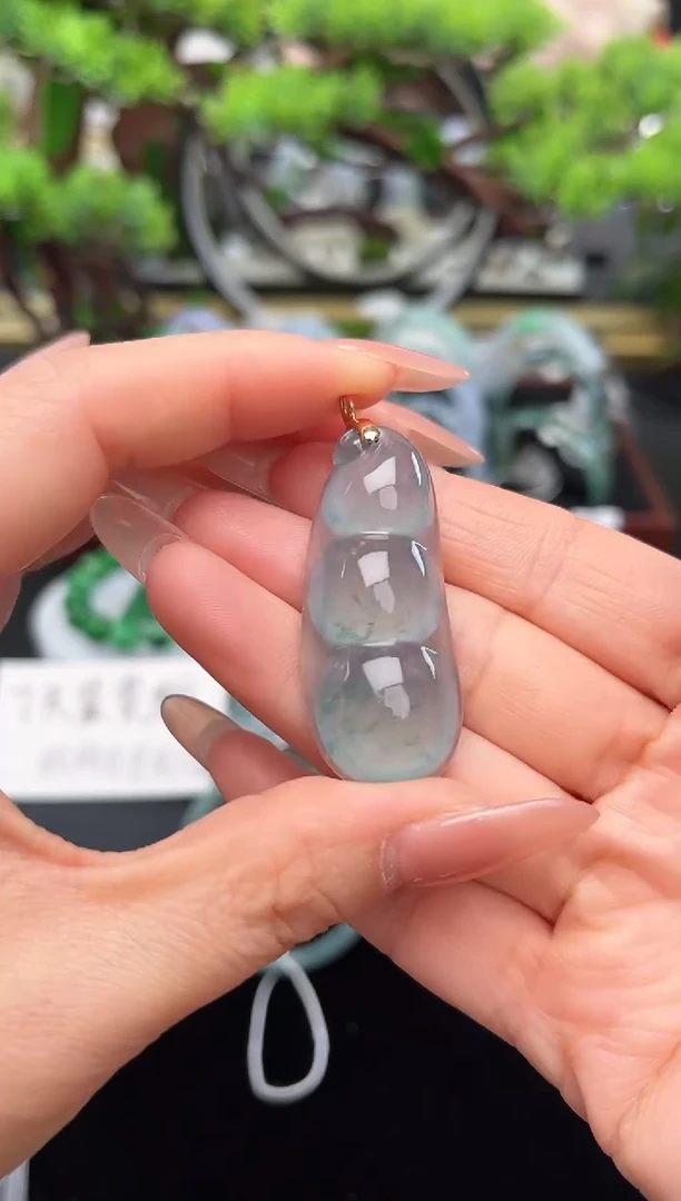 颈饰18K金镶嵌翡翠吊坠