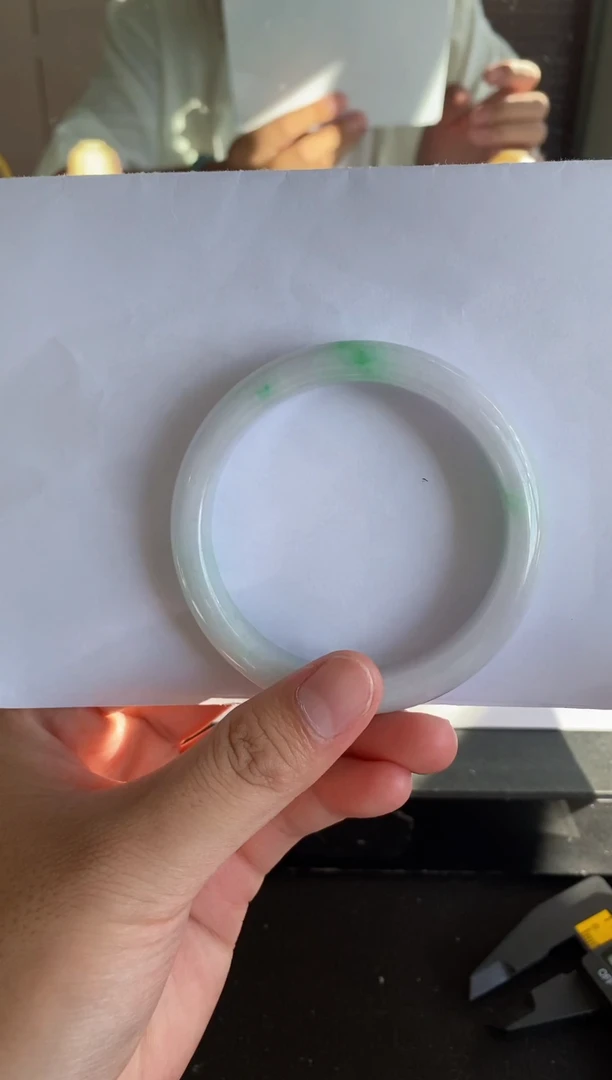 翡翠手镯未镶嵌（一抹绿白底青）正圈 2号