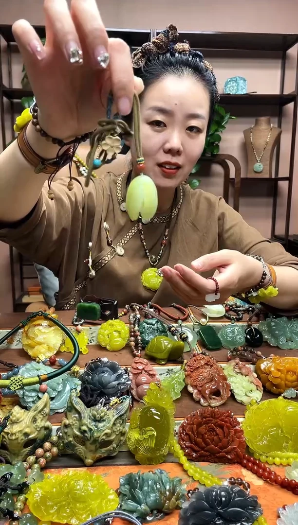 未镶嵌岫玉颈饰·