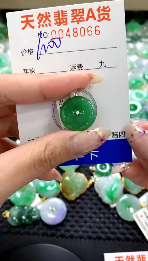 翡翠18K金镶嵌颈饰1111111111111111
