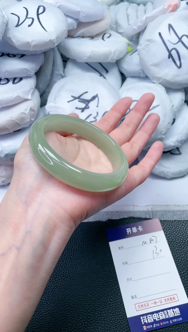 【闪购商品】石英质玉手镯未镶嵌M807