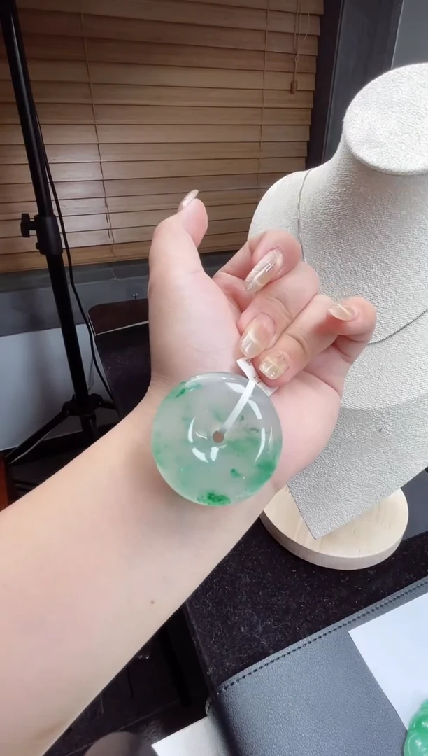 吊坠(赠链)未镶嵌石英质玉（非洲翠）25.93平安扣