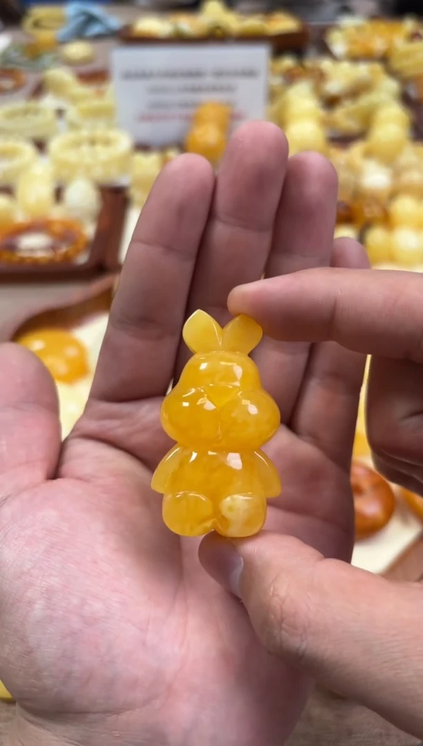 【闪购商品】蜜蜡裸石未镶嵌兔兔