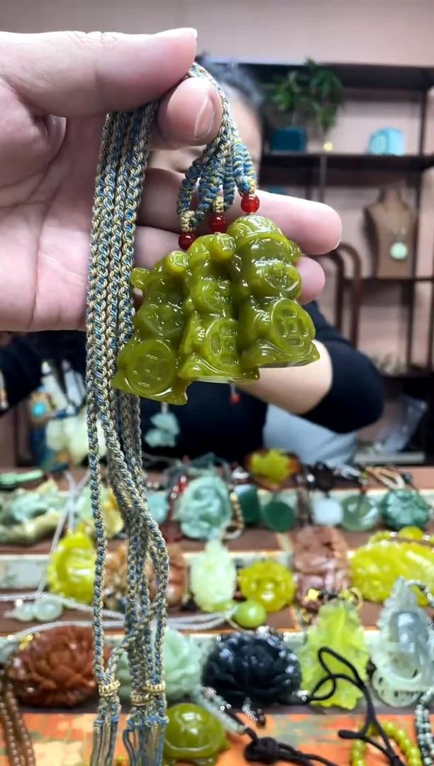 未镶嵌岫玉吊坠多样性发货发其中之一