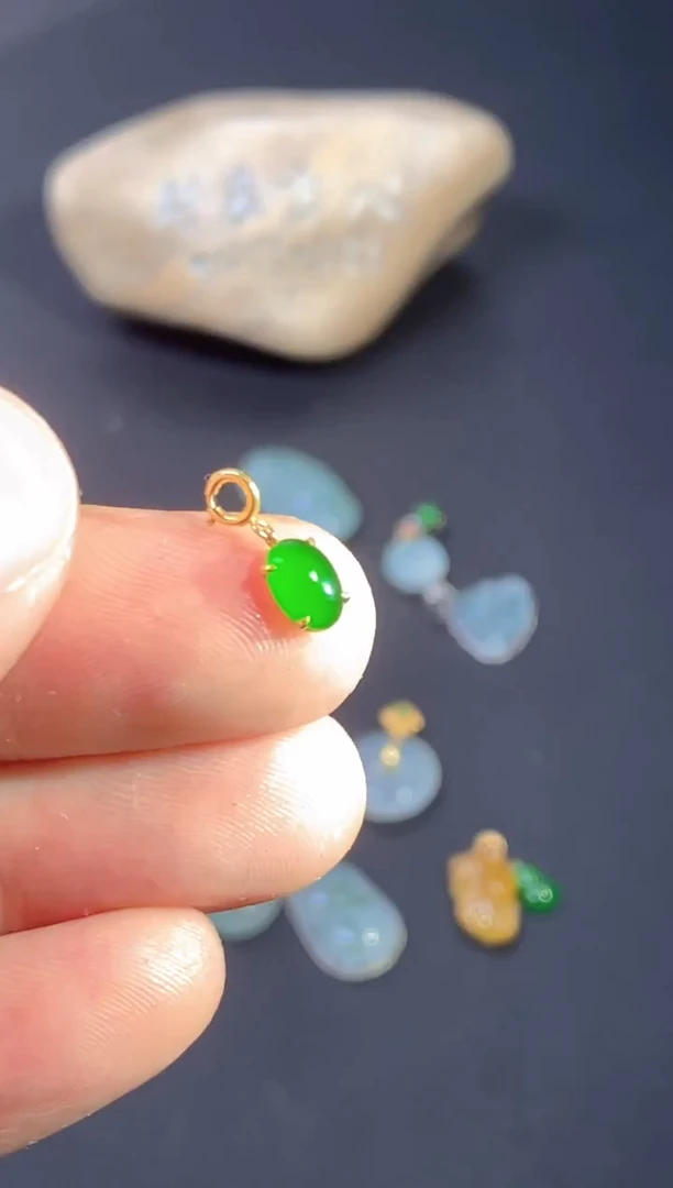 颈饰18K金镶嵌翡翠