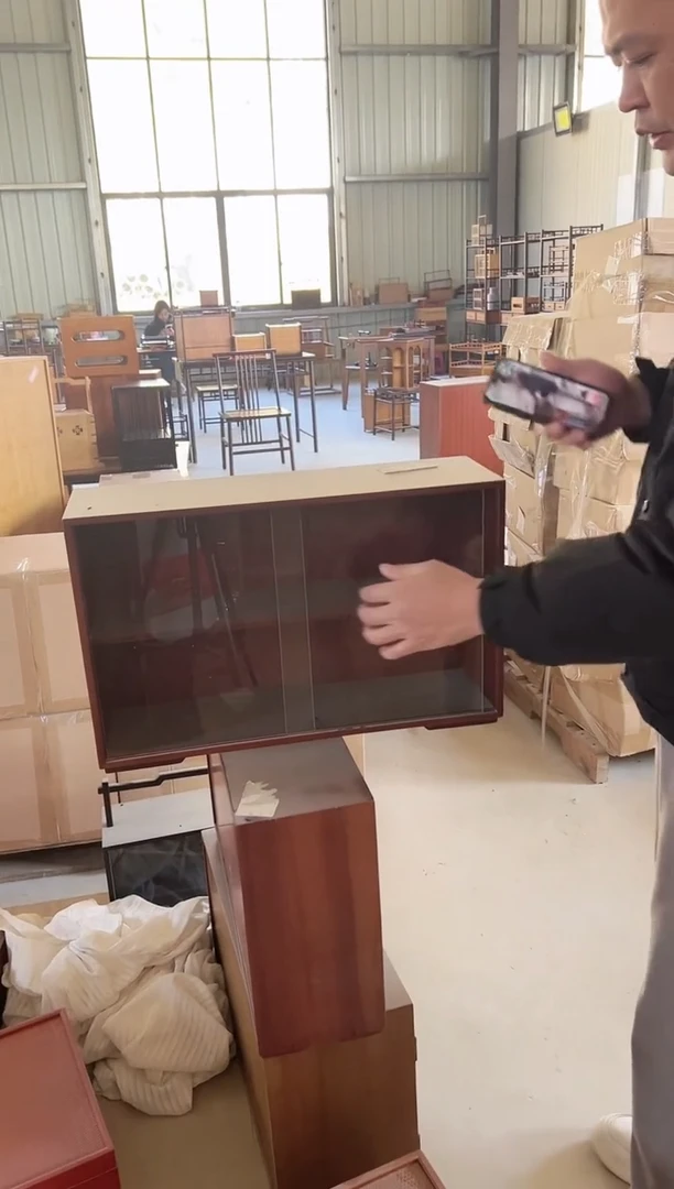 左右推拉柜子，深色实木