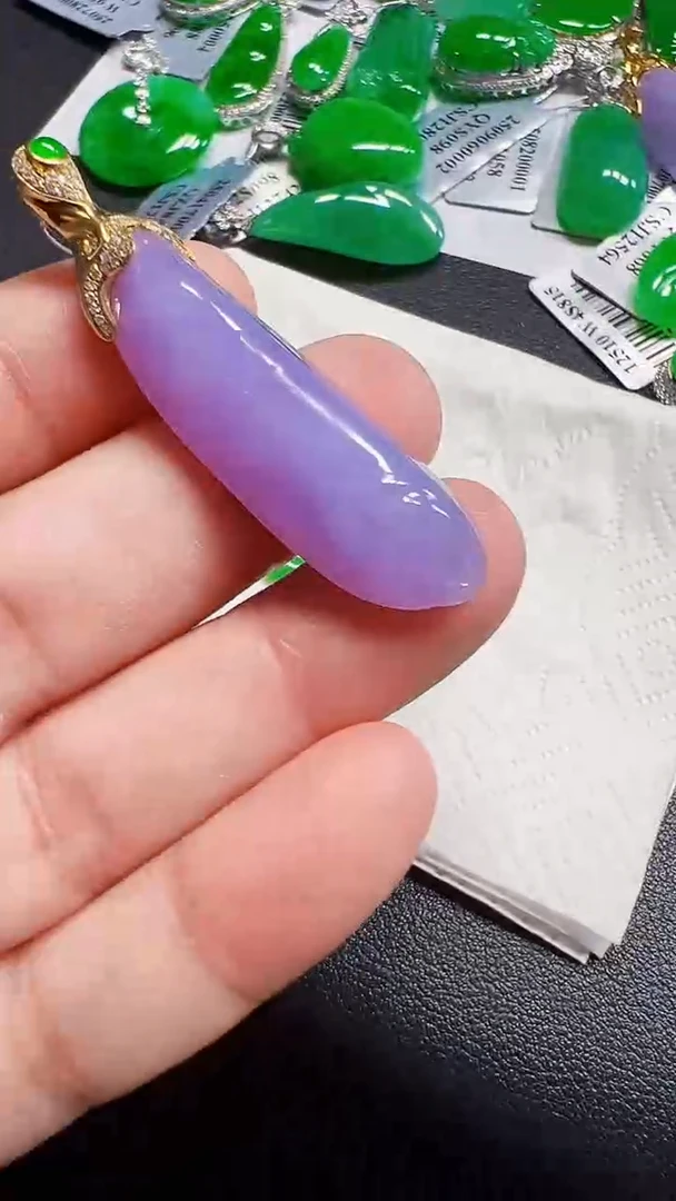 颈饰18K金镶嵌翡翠瓜