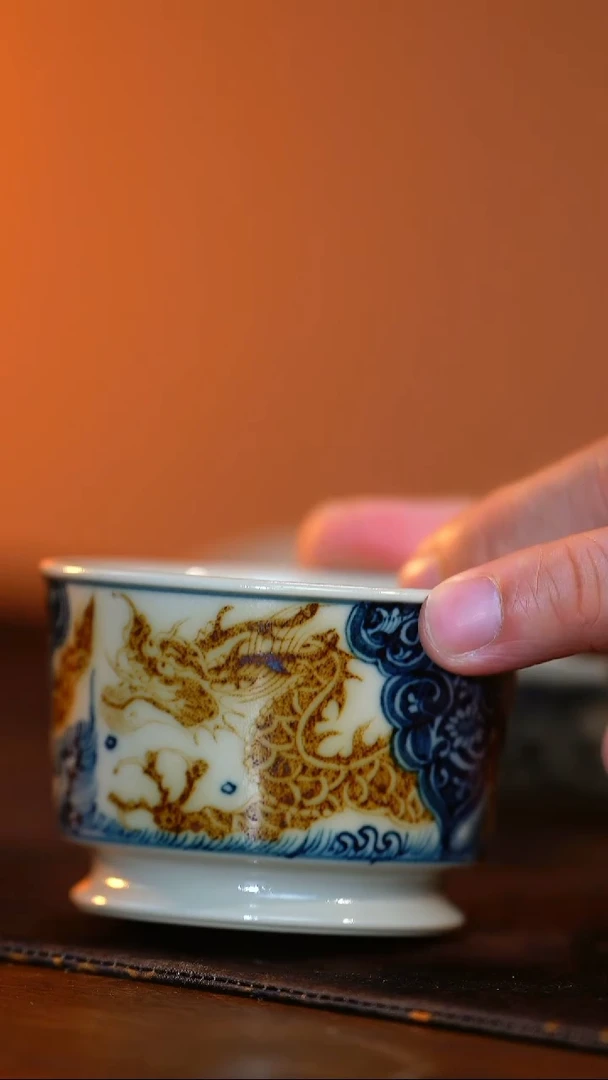 瓷【峰良窑】青花釉里金龙纹开窗容天杯