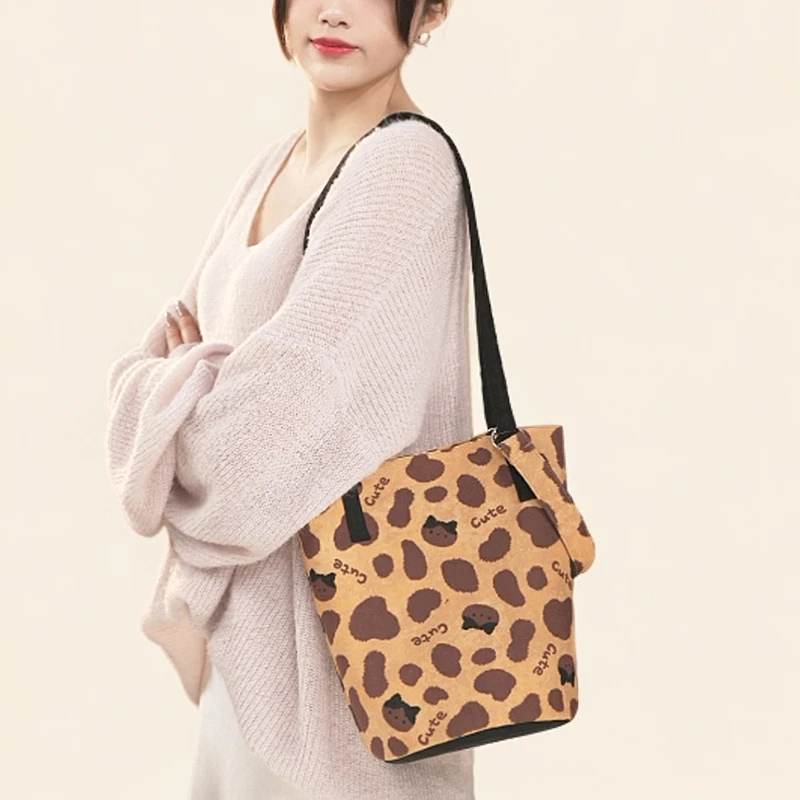 典舍 复古可爱小猫ins百搭大容量通勤水桶包美拉德单肩包 AI B228