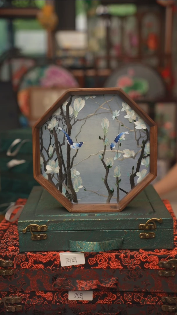 扇子苏绣双面绣八角台屏胡桃木框大号20CM