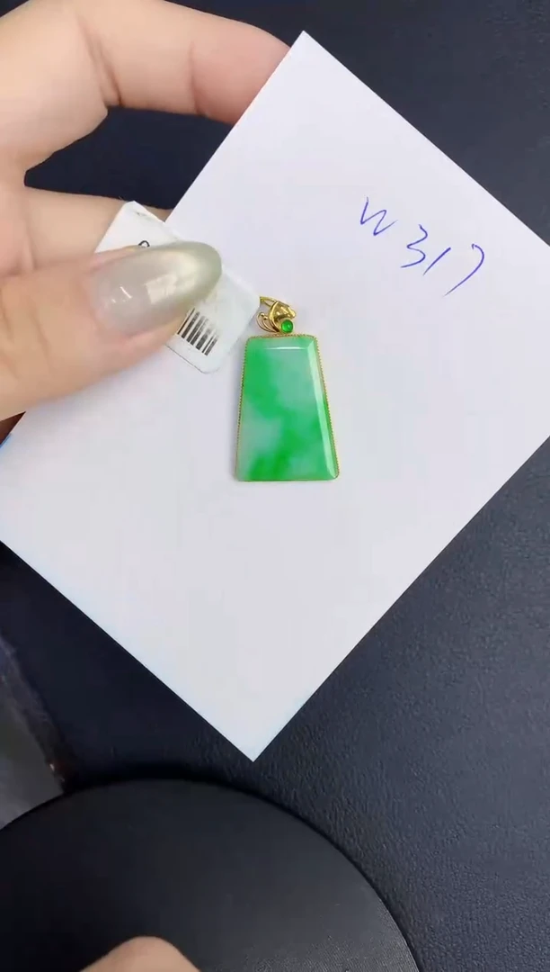翡翠18K金镶嵌颈饰缅甸天然翡翠A货