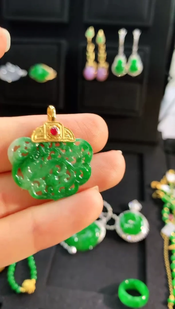 【闪购商品】翡翠吊坠(不含链)18K金镶嵌吊坠