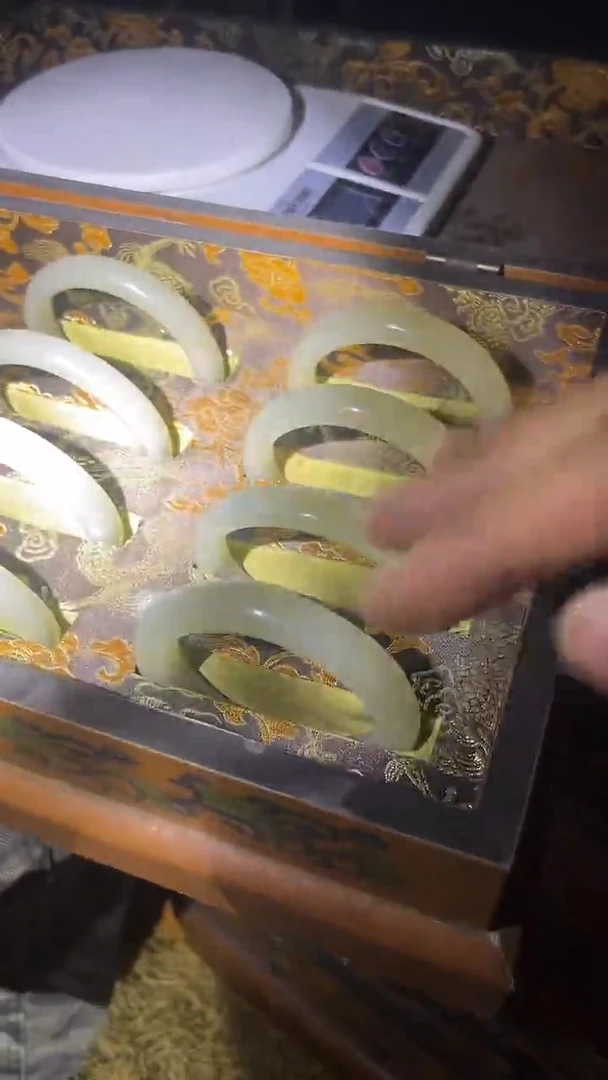 和田玉手镯未镶嵌大象灰四个