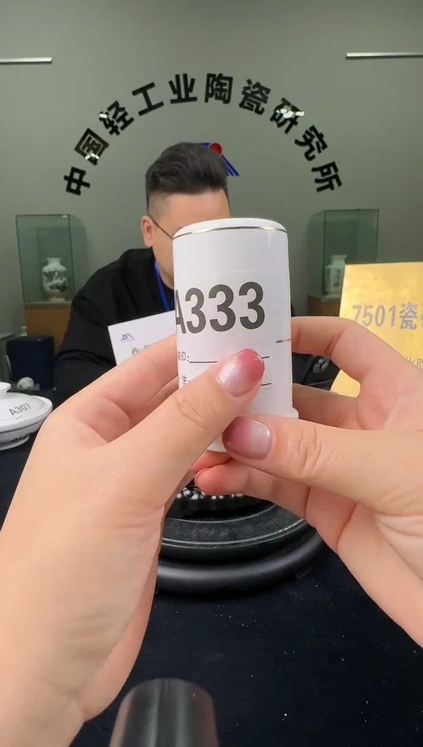 瓷滑石子描金牙签筒