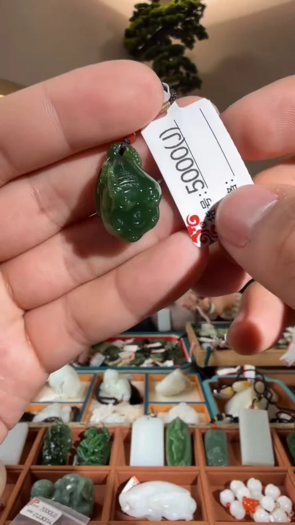 颈饰未镶嵌和田玉J