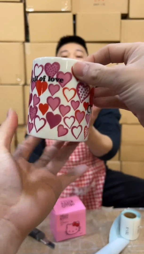 【闪购商品】杯粉色原盒kt满印爱心水杯