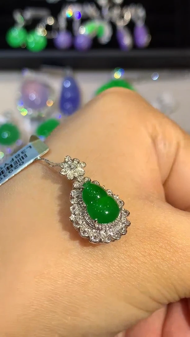 吊坠(不含链)18K金镶嵌翡翠多样性发其一