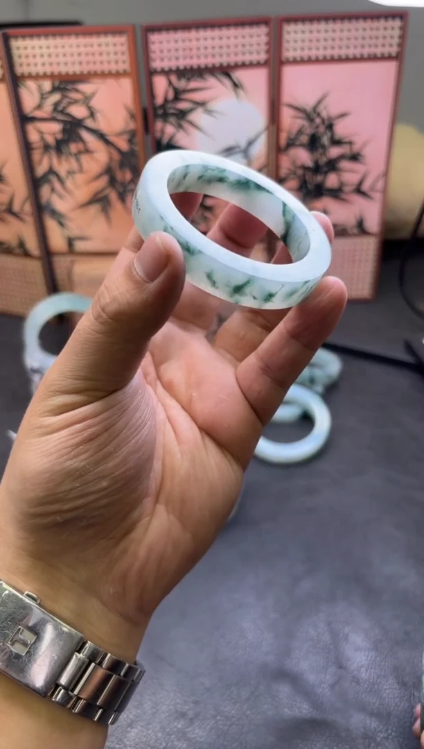 未镶嵌手镯定制翡翠王**姐手镯