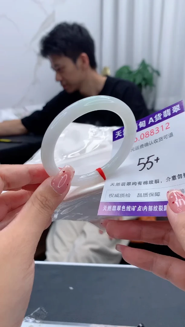 未镶嵌手镯翡翠有纹，完美者勿拍