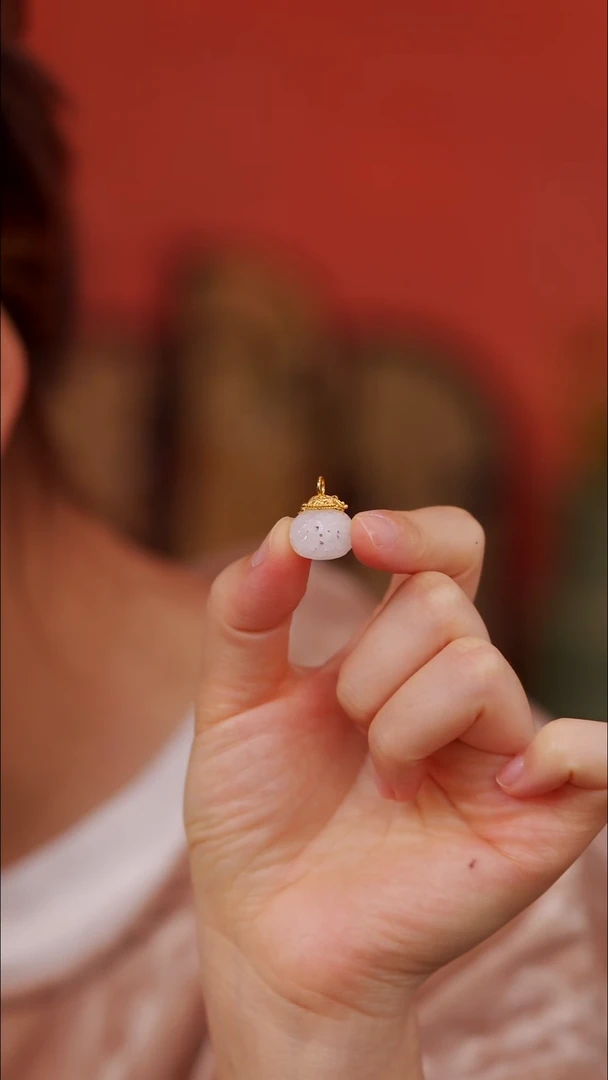 颈饰18K金镶嵌和田玉香囊