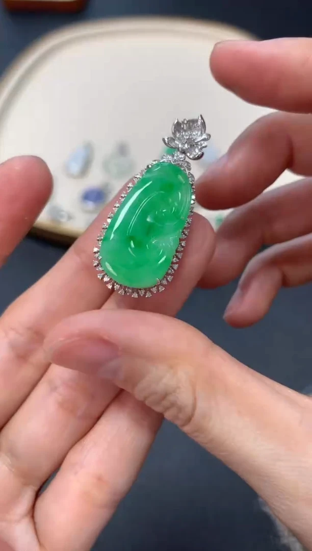 【闪购商品】翡翠吊坠(不含链)18K金镶嵌7800