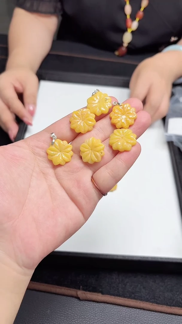 翡翠未镶嵌颈饰瑕疵处理