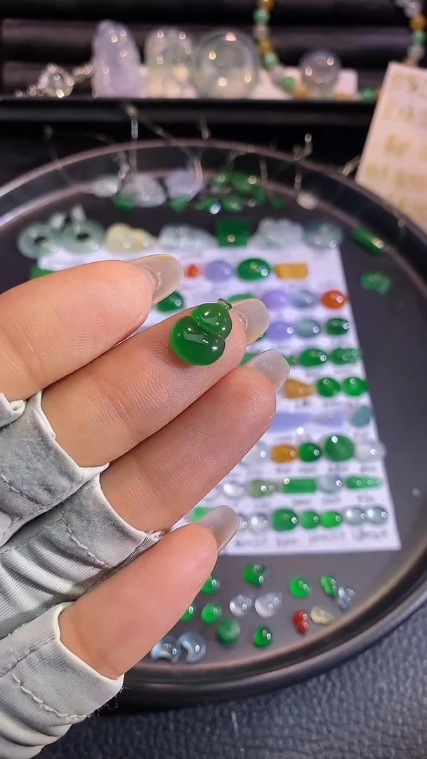 翡翠挂件未镶嵌葫芦