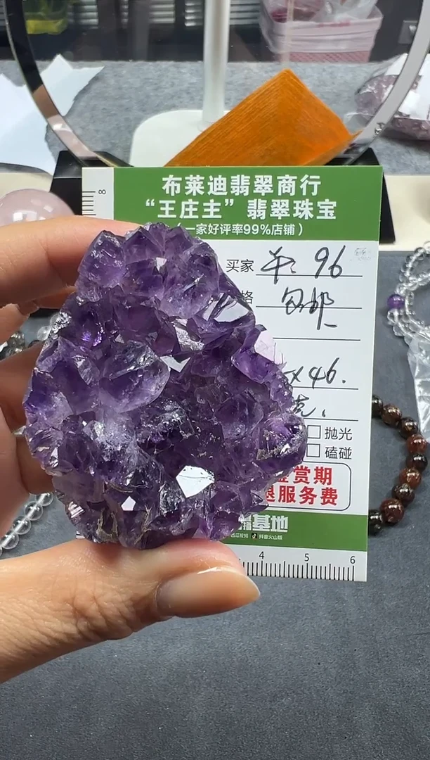 未镶嵌水晶大型摆件（非配饰）。