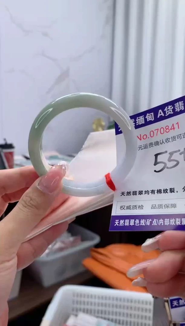 翡翠手镯未镶嵌有纹，完美者勿拍