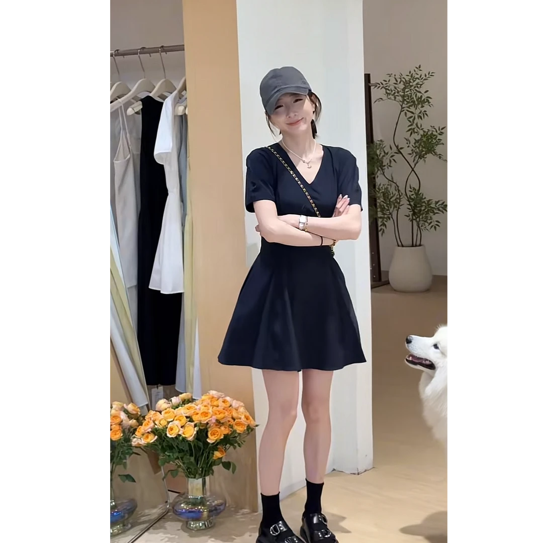 夏季时尚一整套女装2025新款爆款收腰V领后背镂空设计感连衣裙潮