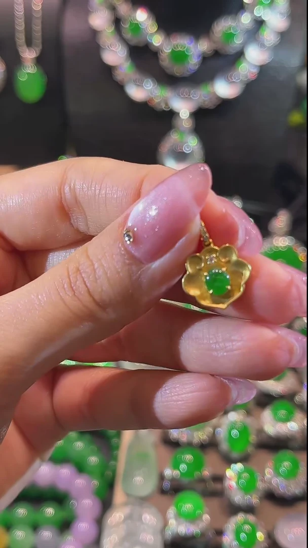 翡翠18K金镶嵌颈饰吊坠