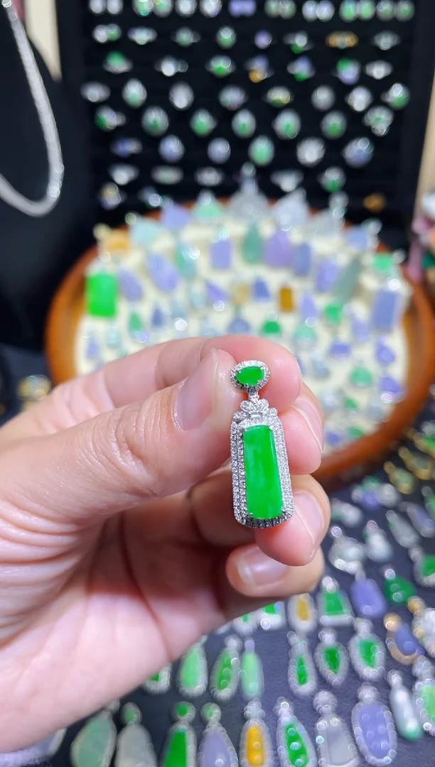 颈饰18K金镶嵌翡翠满绿无事牌吊坠