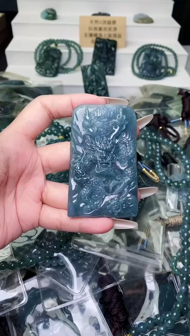 颈饰未镶嵌翡翠